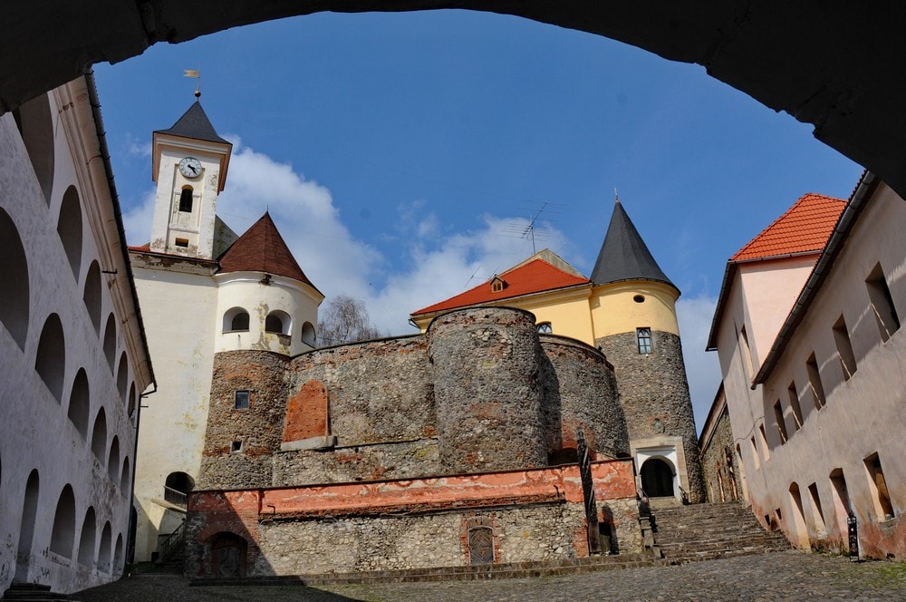 Неприступные твердыни: пять красивейших замков Украины, которые стоит увидеть осенью