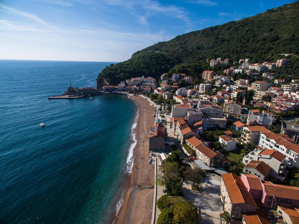 Белоснежный берег и роскошные отели: топ 10 самых красивых пляжей Черногории