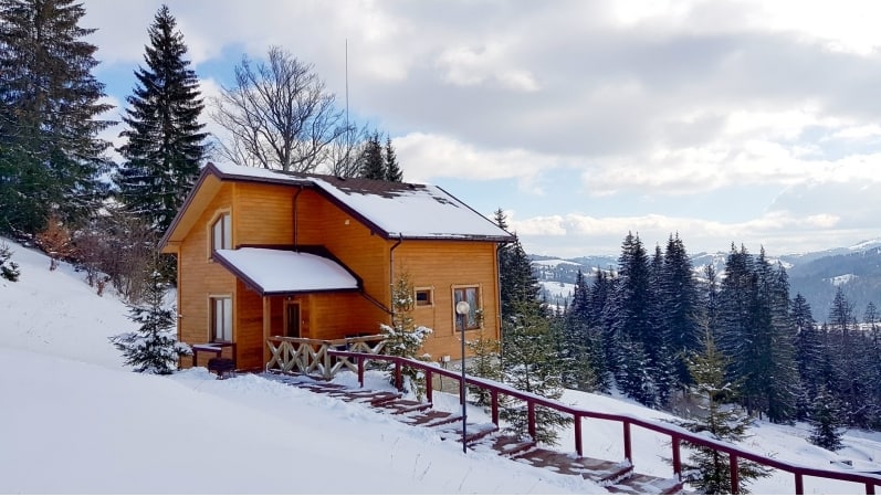 Подалі від міста та в оточенні гір: затишні котеджі в Карпатах для осіннього відпочинку