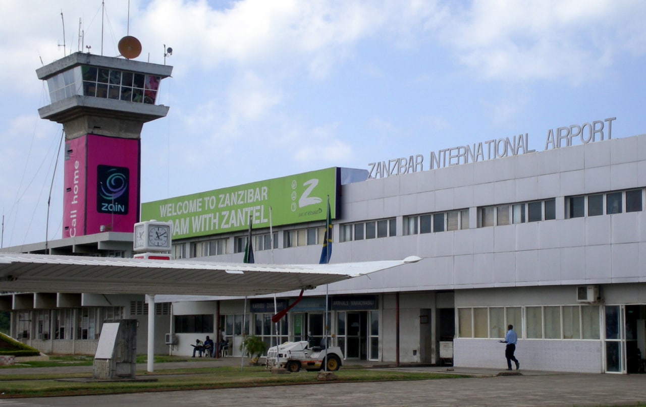 Спали на шезлонгах: дві сотні українських туристів застрягли у Танзанії