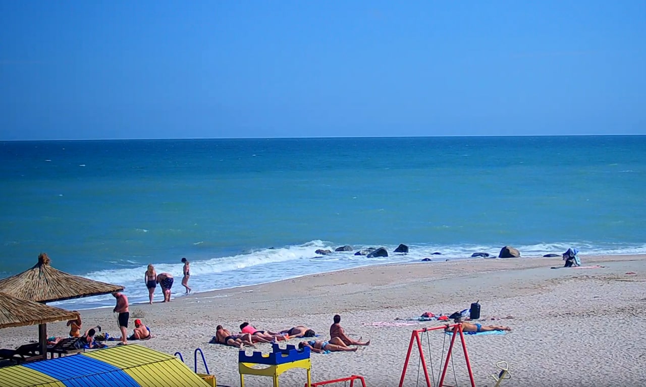 Море холодне, людей немає: пляжний сезон на морі в Україні переноситься через негоду