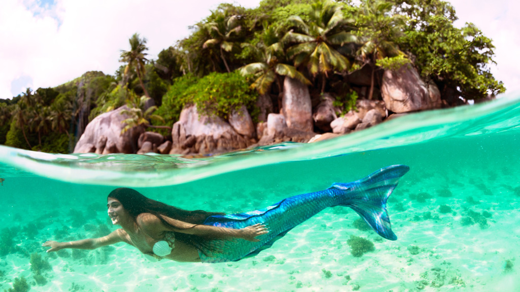 &quot;Русалка&quot; на экзотических островах: туристов на известном курорте удивила девушка с хвостом