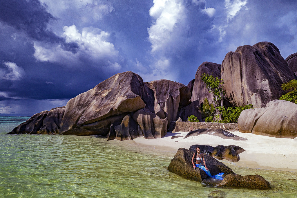 &quot;Русалка&quot; на экзотических островах: туристов на известном курорте удивила девушка с хвостом