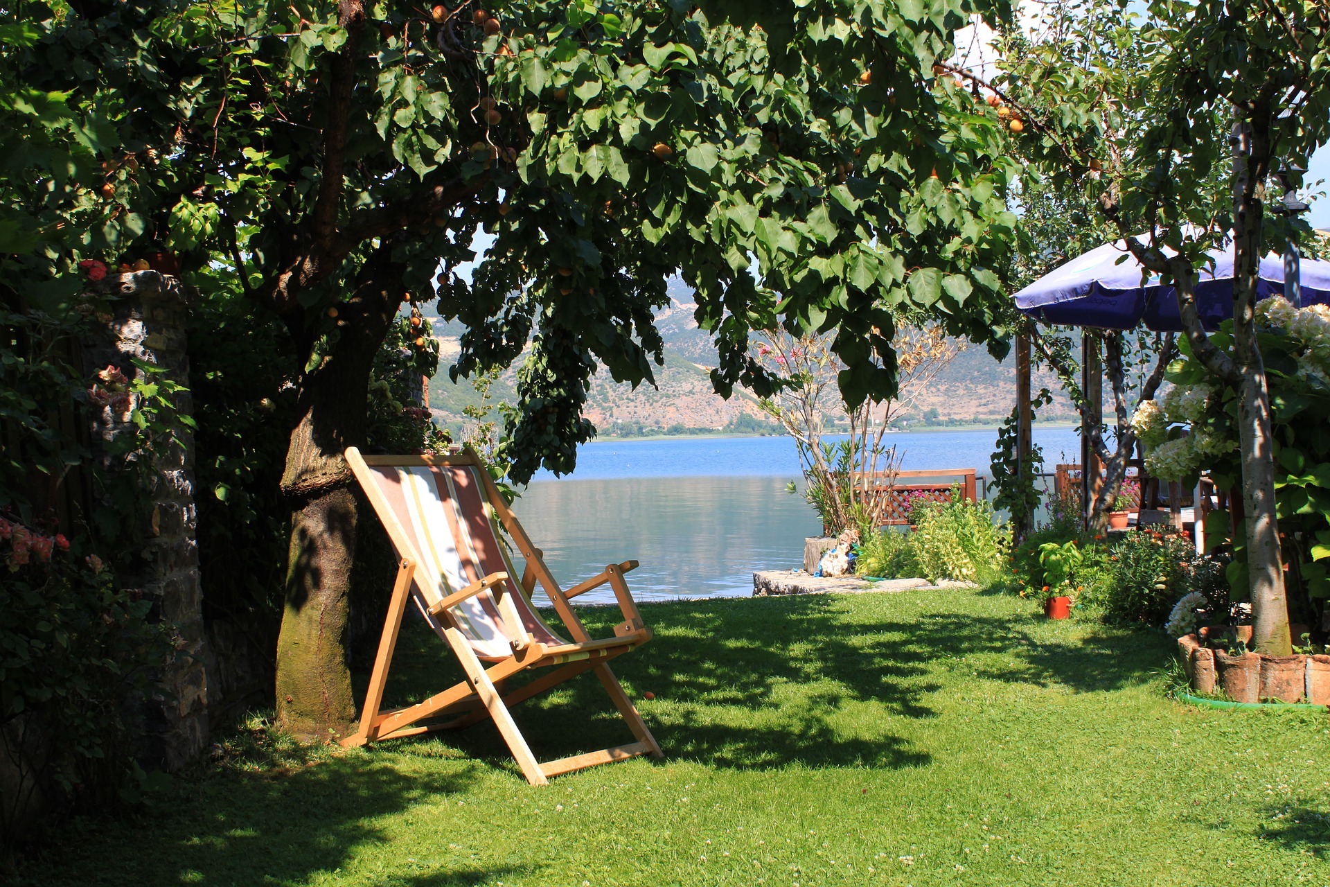 Под палящим солнцем: как отдыхают на пляжах Албании во время карантина