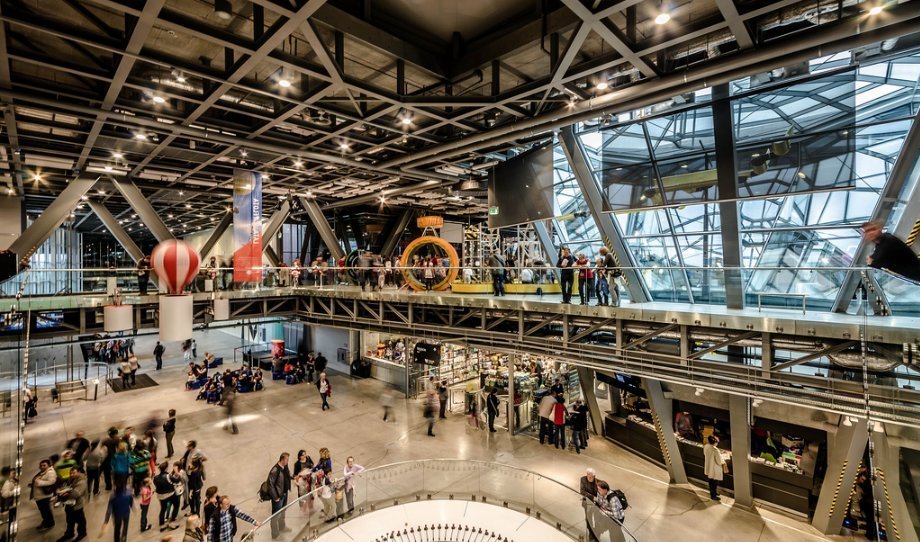 Запустить молнию и создать вулкан: в Киеве начал работу необычный музей