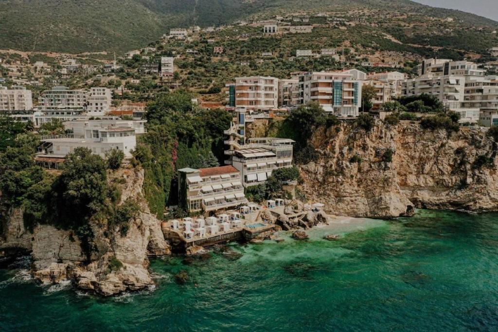 Середземноморський відпочинок без тестів: скільки коштують тури в Албанію в липні