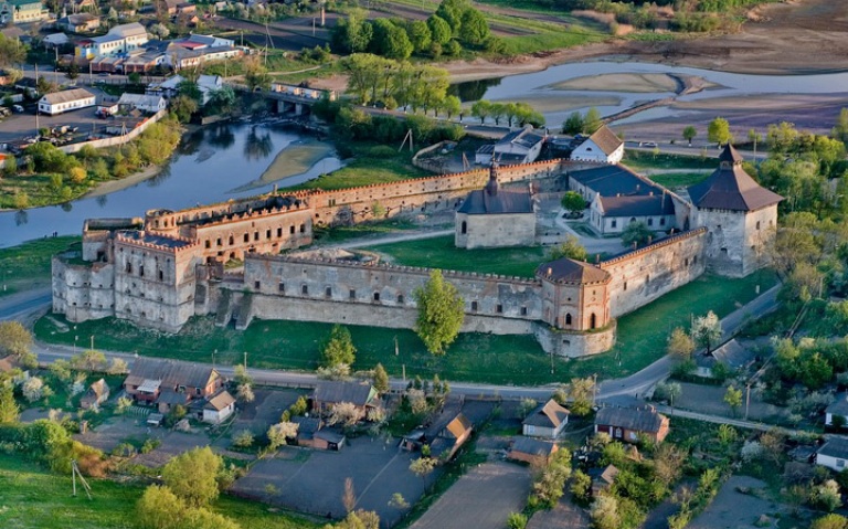 Стародавні артефакти: в український замок туристів звуть на "карантинні" екскурсії