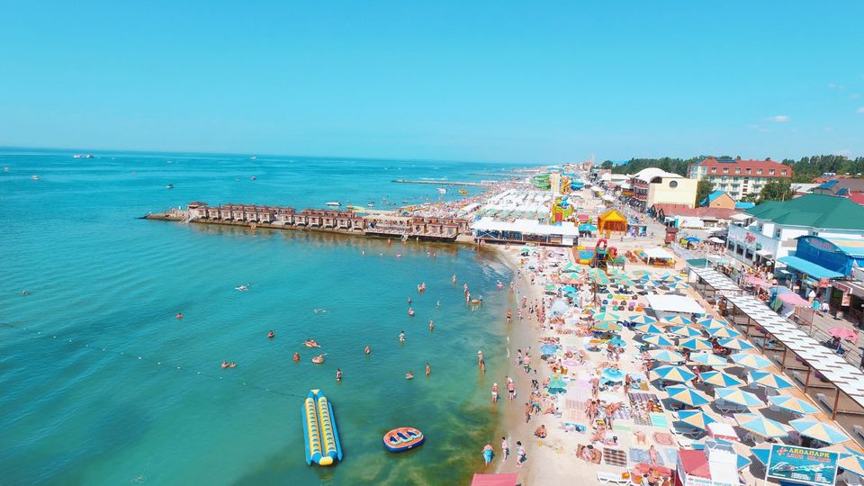 Золотой песок и волны: самые интересные курорты Черного и Азовского морей для отдыха летом