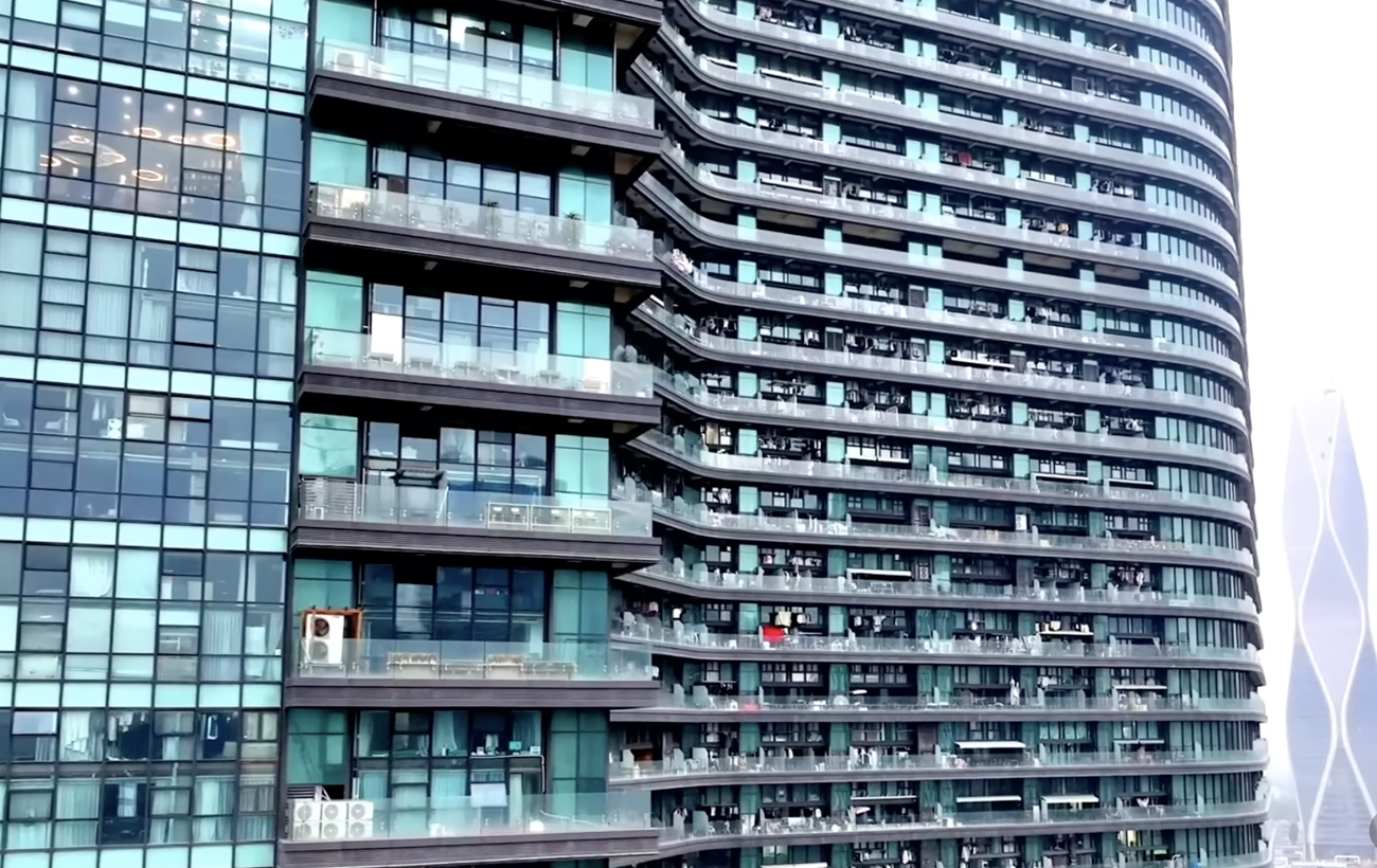 Как выглядит самая большая многоэтажка в мире, где живет 30 тысяч человек и есть все для комфорта