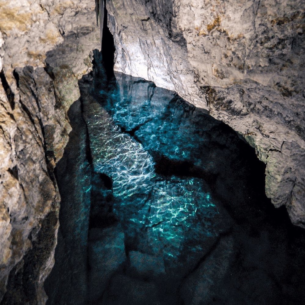 Україна має справжнє диво - найбільше підземне озеро. Де воно знаходиться і як виглядає?