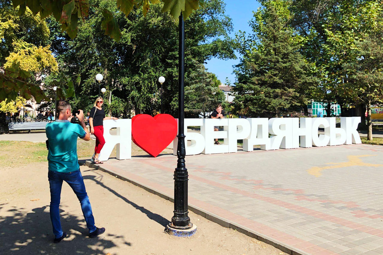 Маяк, порт и залив. Топ 10 локаций популярного украинского курорта, которые стоит увидеть в любой сезон