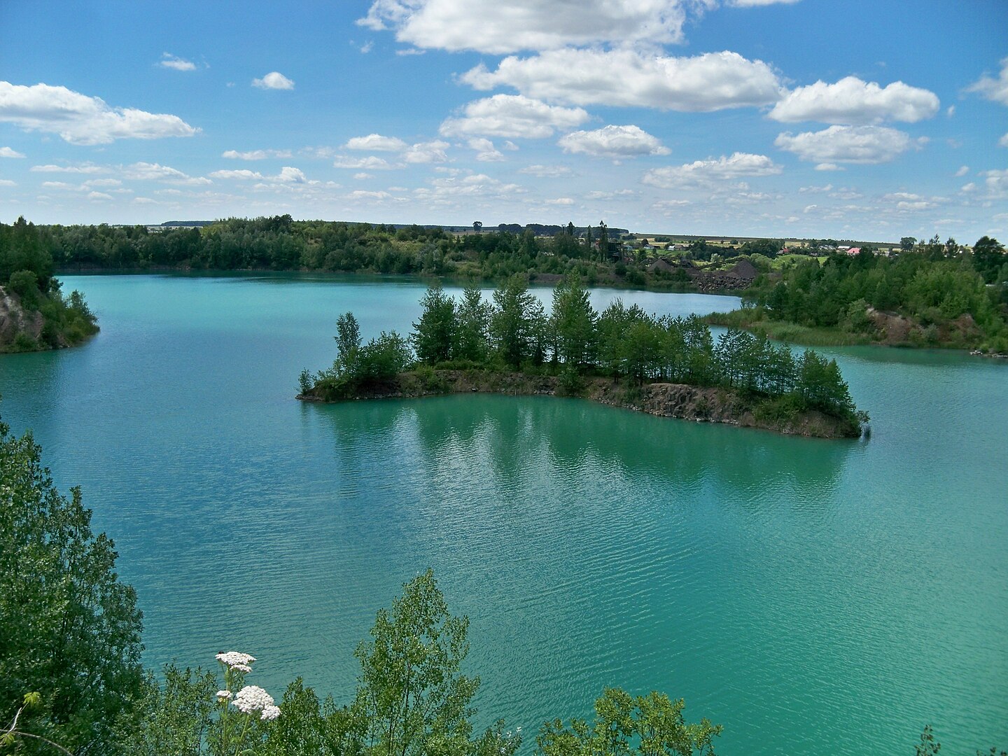 Де в Україні бірюзова вода, скелі й тиша: найкрасивіші озера та кар'єри для літа