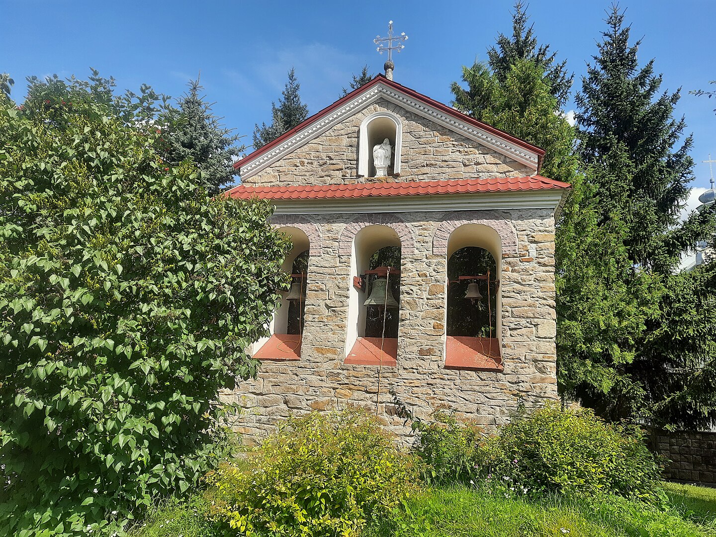 Старовинний віадук та неймовірної краси костел: це село під Тернополем варто побачити хоча б раз у житті