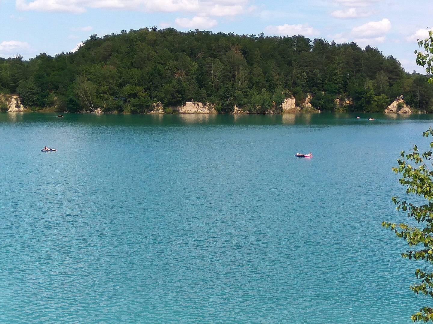Де в Україні бірюзова вода, скелі й тиша: найкрасивіші озера та кар'єри для літа