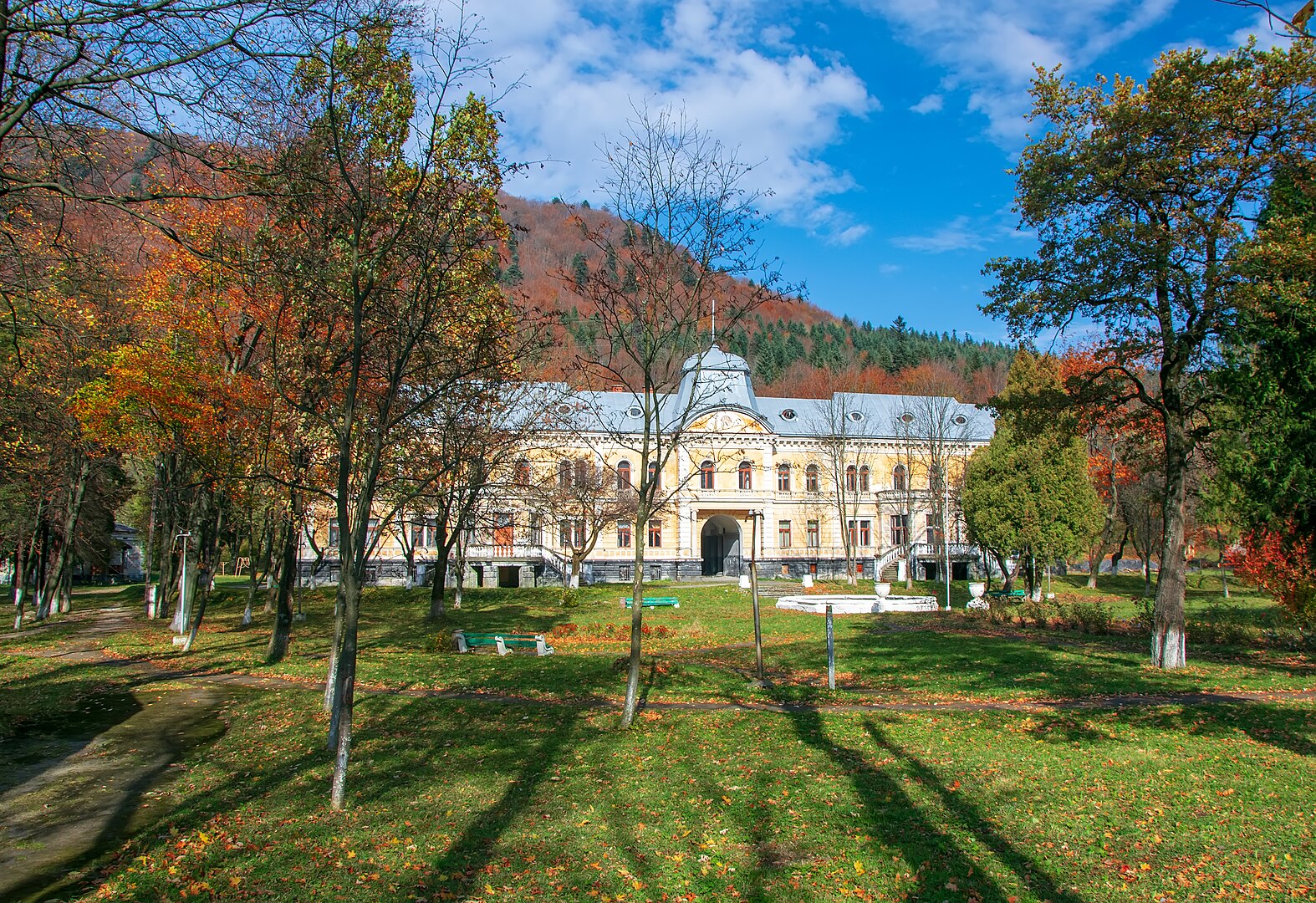 Колись тут гуляла знать і проводили бали: що відомо про палац Гредлів, що називали &quot;держава Сколе&quot;