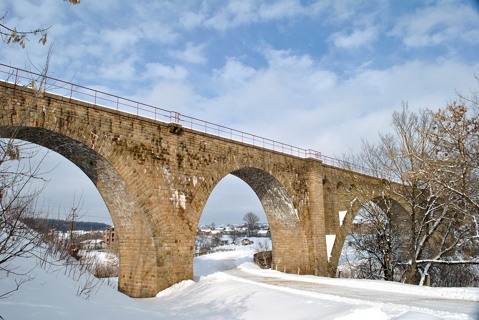 Старовинний віадук та неймовірної краси костел: це село під Тернополем варто побачити хоча б раз у житті