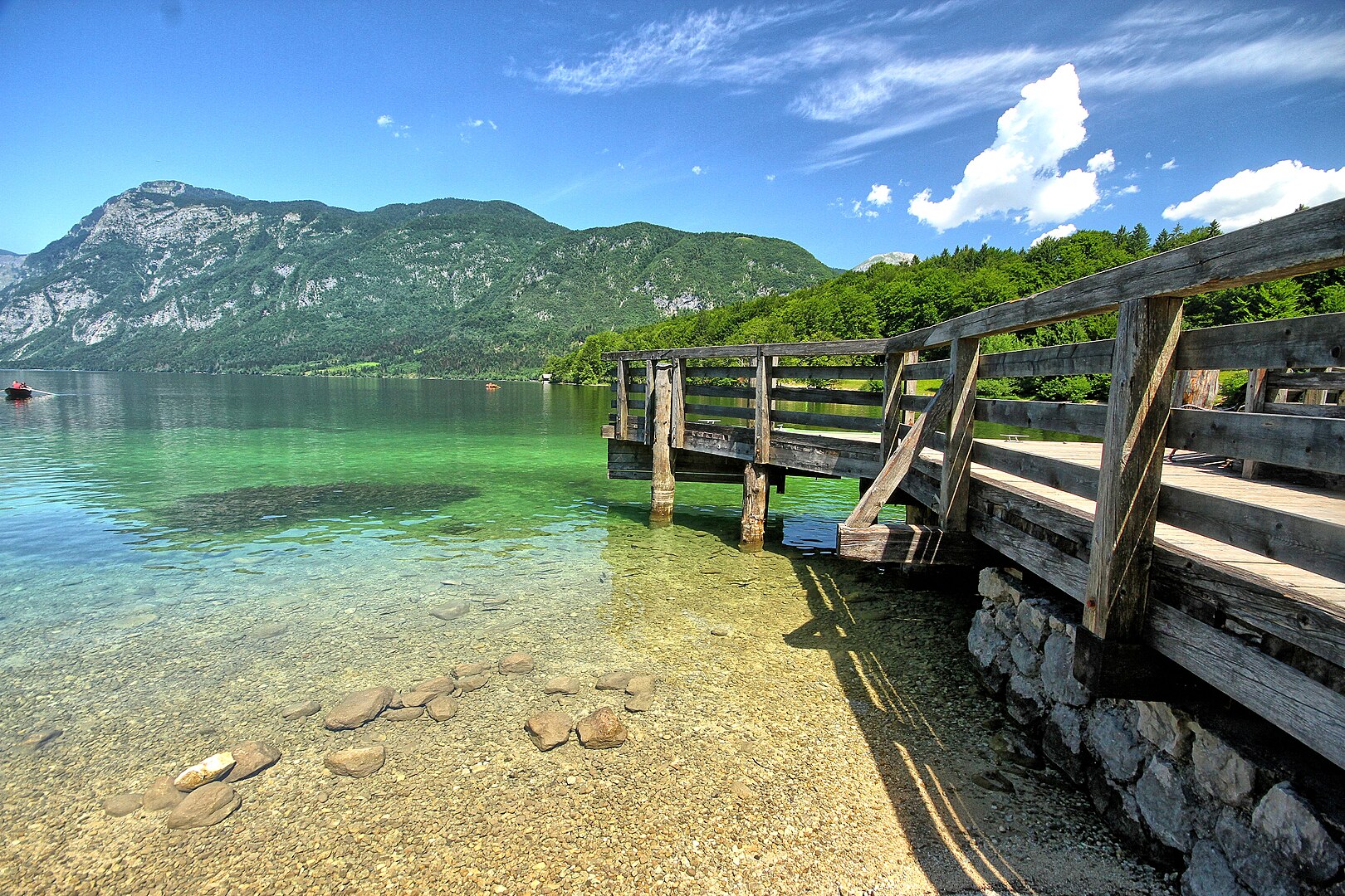 Це озеро назвали найгарнішим у всій Європі: де воно знаходиться та чому від погляду дух перехоплює