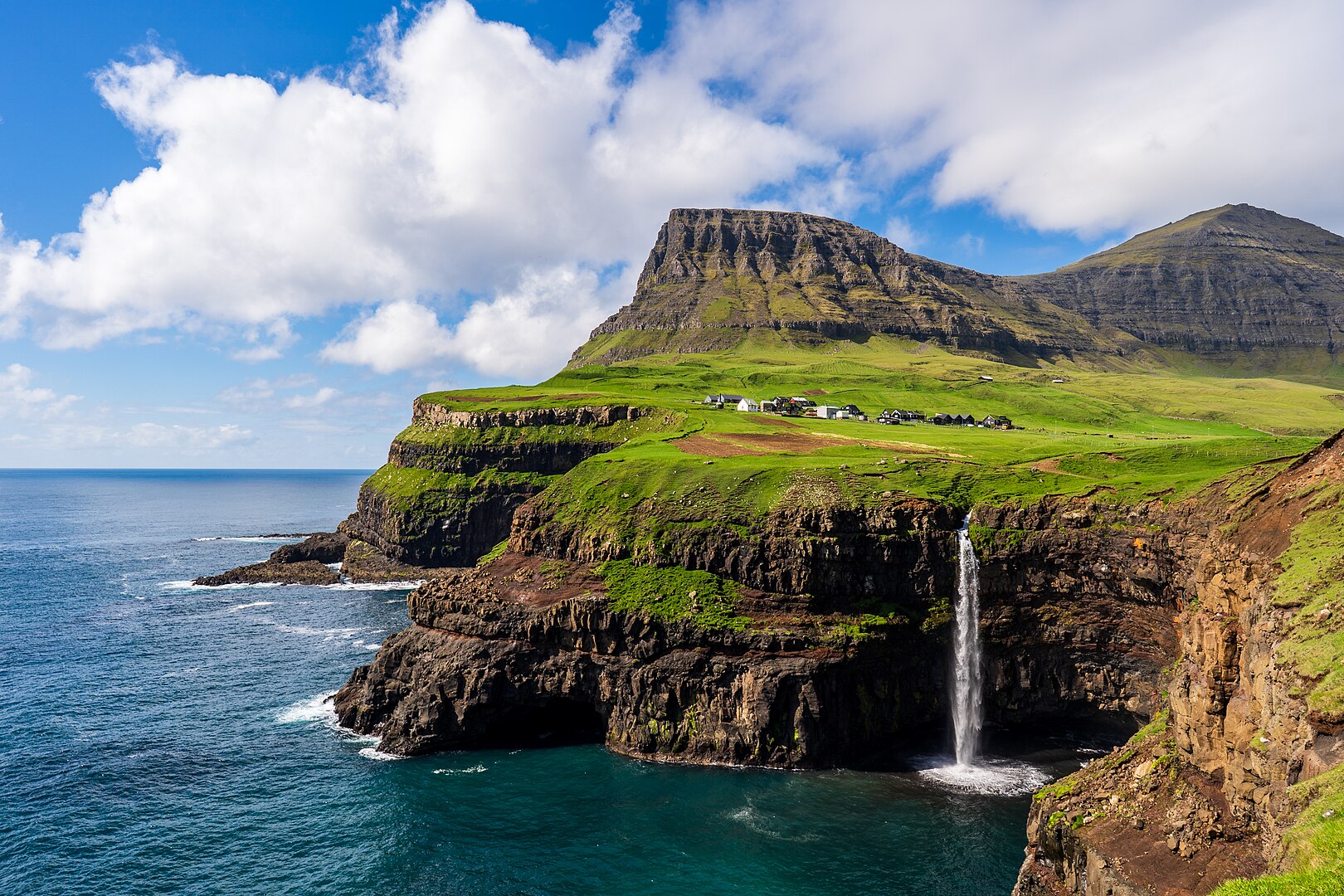 Города мира с одной улицей: где они находятся и чем поражают туристов