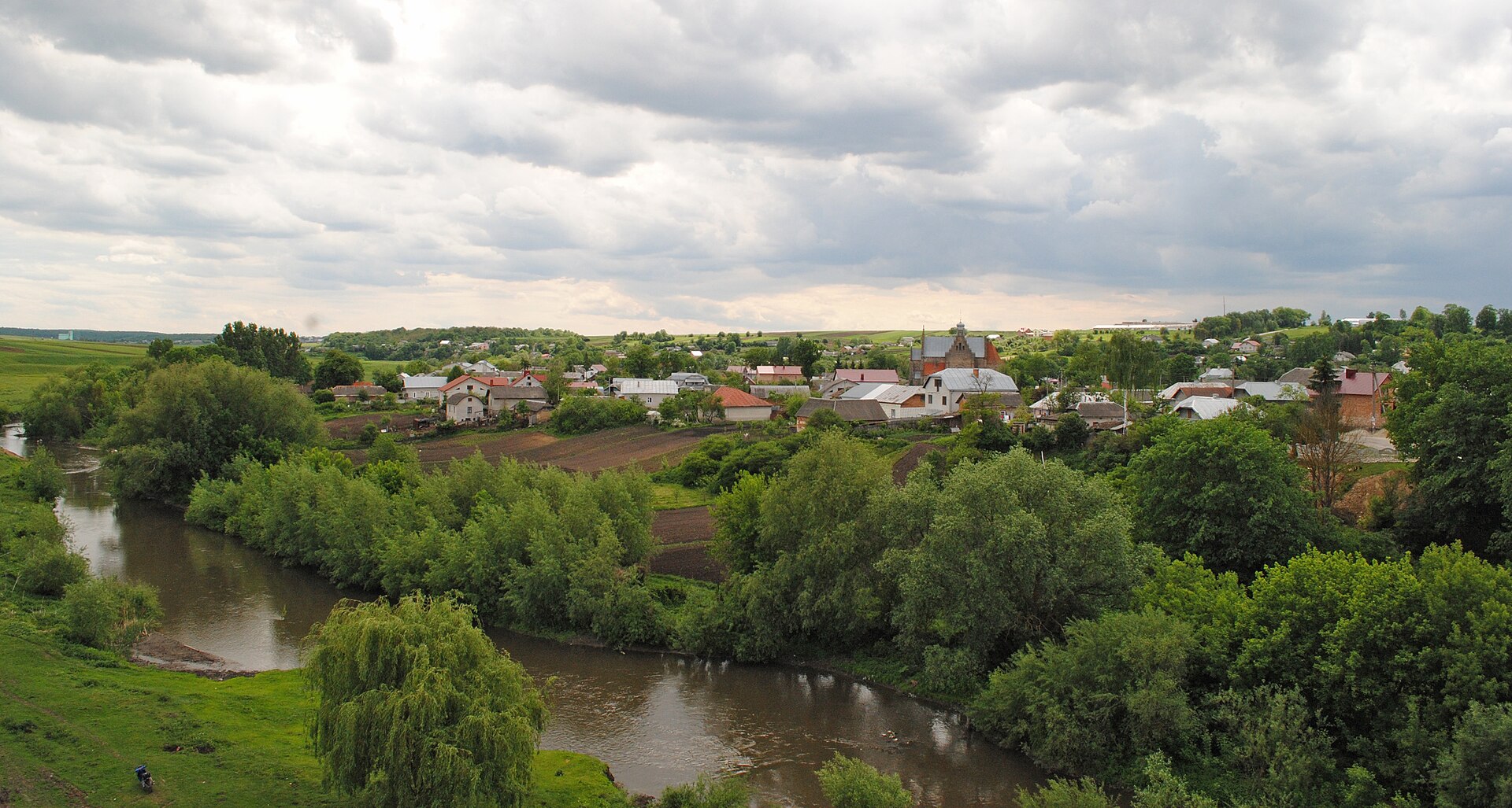 Старовинний віадук та неймовірної краси костел: це село під Тернополем варто побачити хоча б раз у житті