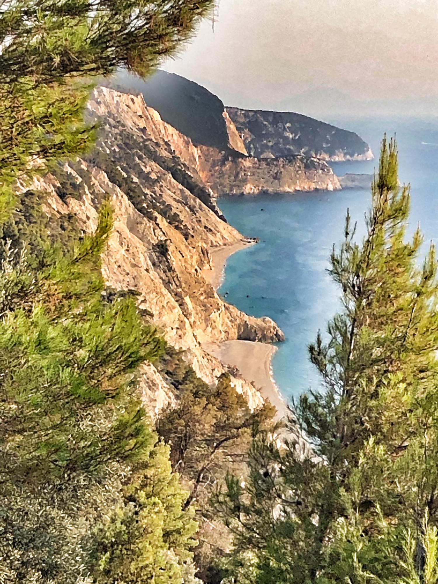 Бухти, пляжі та венеціанська спадщина: чим цікавий Корфу - улюблений курорт італійців в Греції