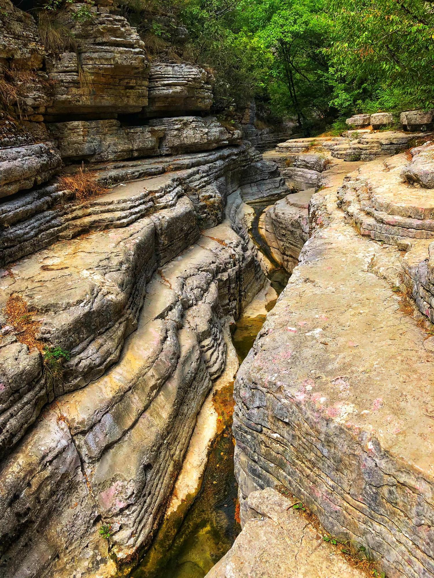 До чотирьох островів через всю Європу. Чим нас здивував унікальний скельний комплекс у Греції