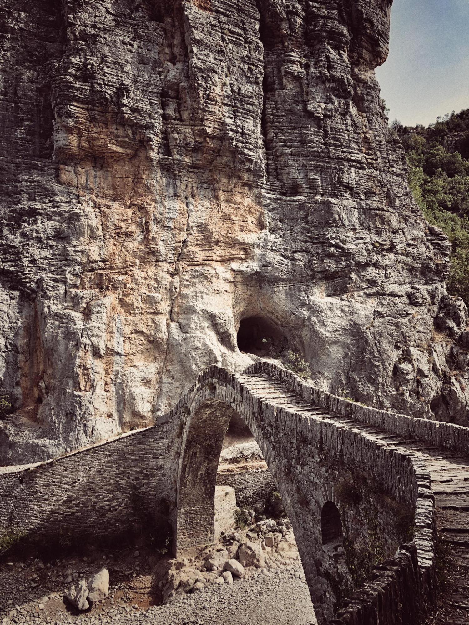 До чотирьох островів через всю Європу. Чим нас здивував унікальний скельний комплекс у Греції