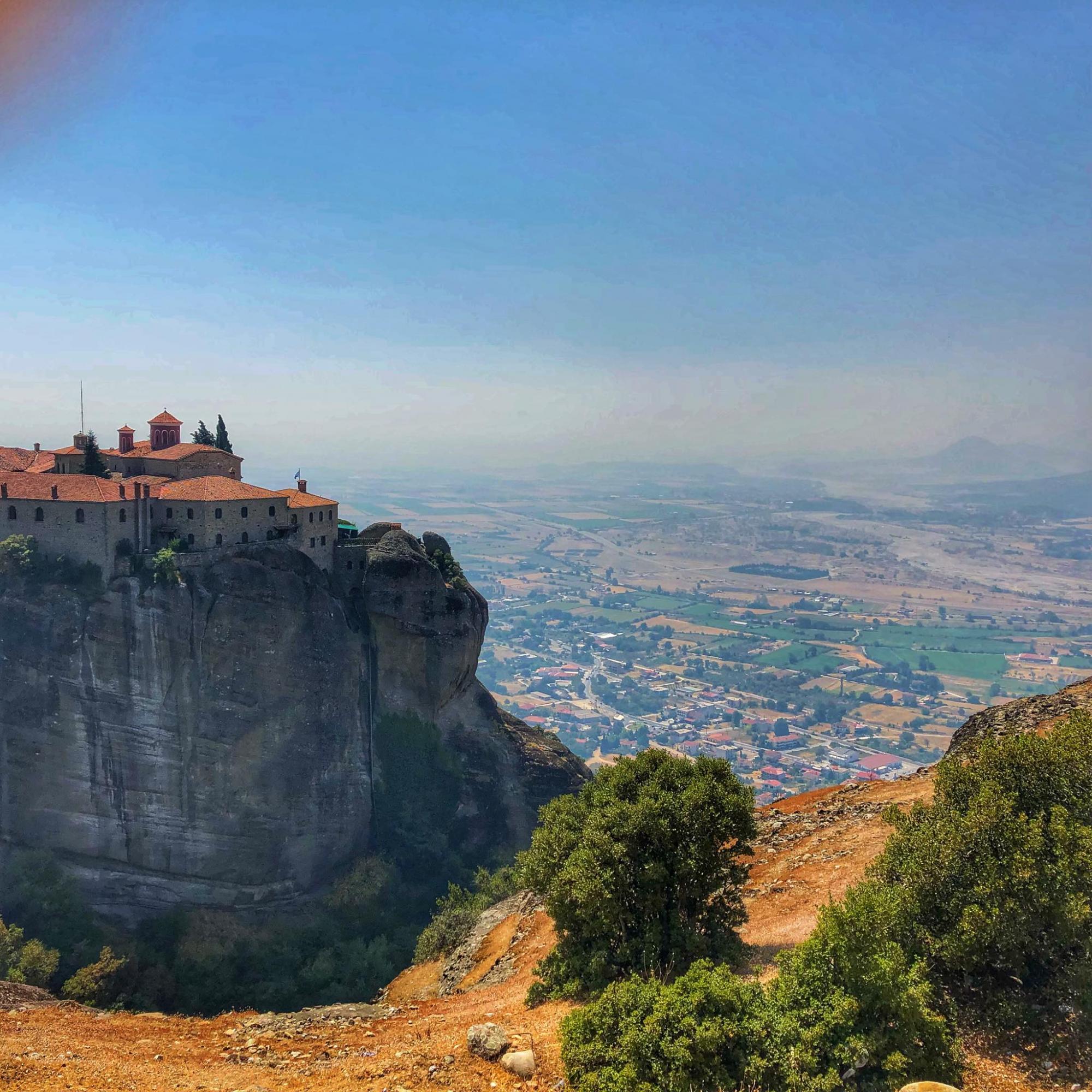 До чотирьох островів через всю Європу. Чим нас здивував унікальний скельний комплекс у Греції