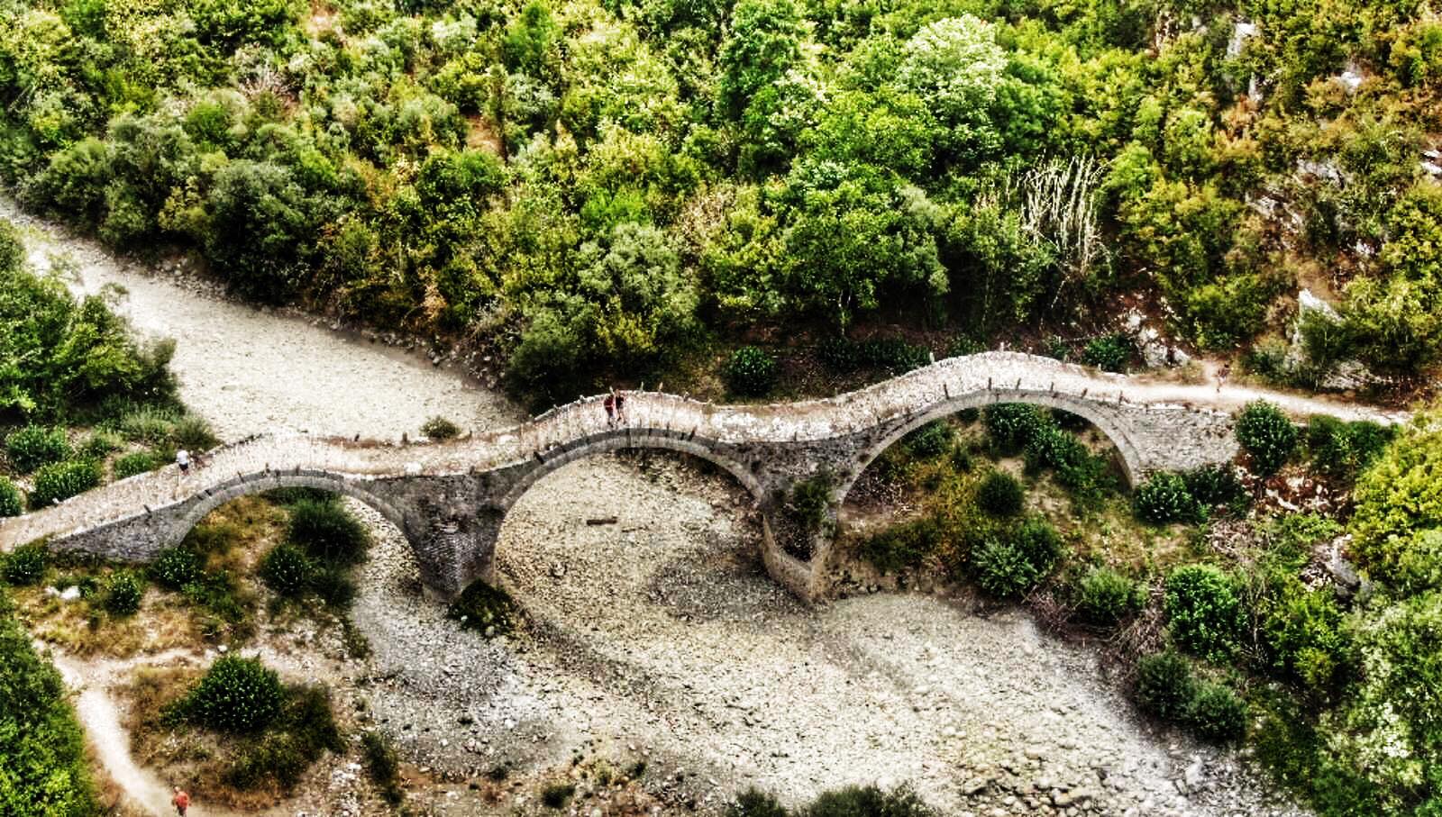 До чотирьох островів через всю Європу. Чим нас здивував унікальний скельний комплекс у Греції