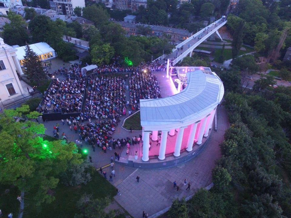 Літаки, повітряні кулі та вогняні шоу: чим дивуватимуть гостей на День незалежності у популярних містах України