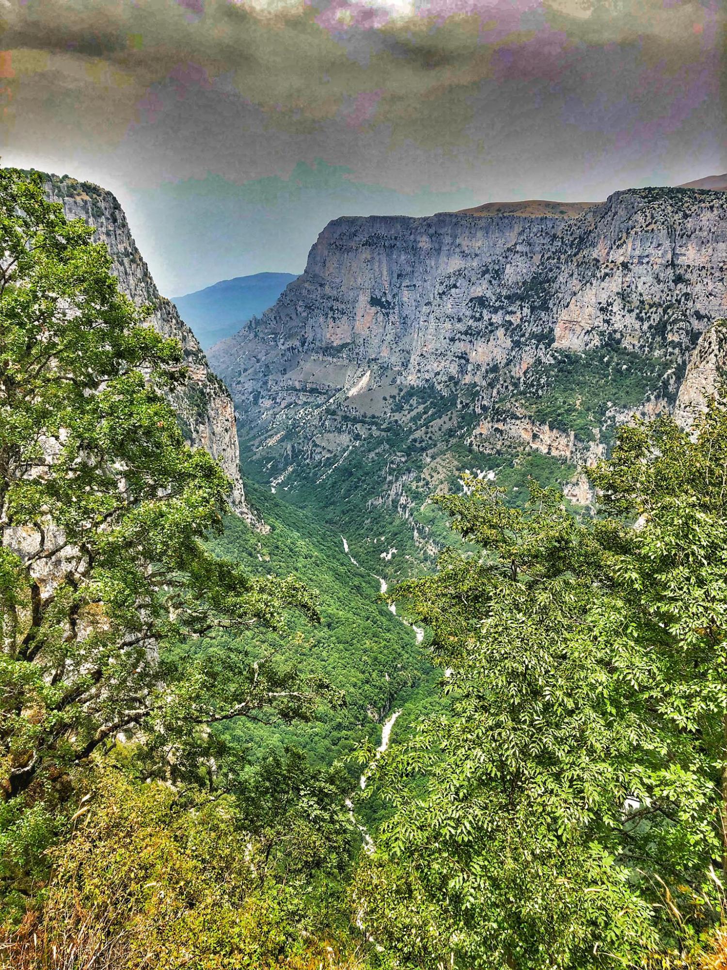 До чотирьох островів через всю Європу. Чим нас здивував унікальний скельний комплекс у Греції