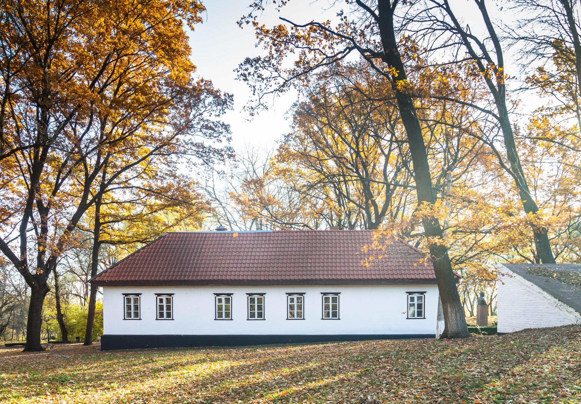 Штольни, затерянный дворец и бирюзовый карьер. Нетипичные локации Кировоградщины для первого путешествия по региону