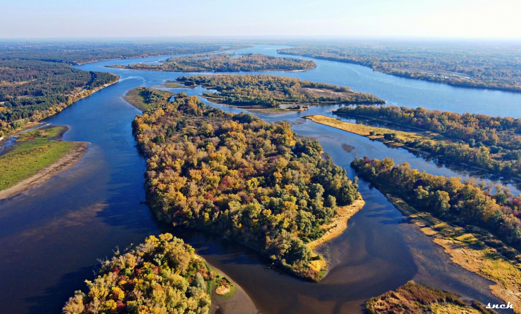 Острівне царство та водяні лабіринти: фотограф опублікував видовищні кадри села на берегах Дніпра