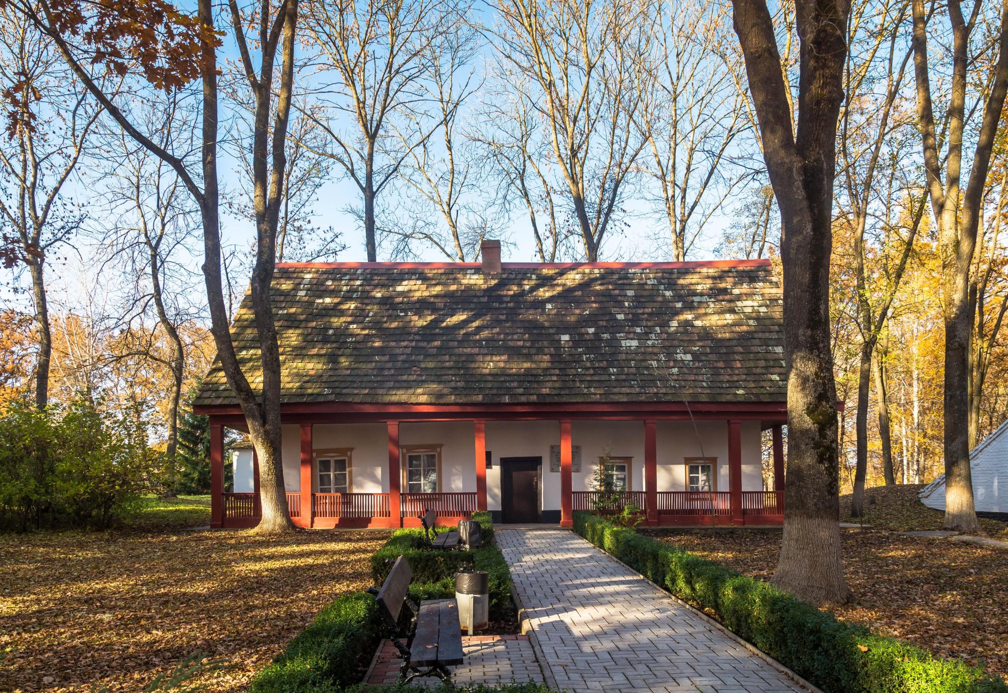 Штольни, затерянный дворец и бирюзовый карьер. Нетипичные локации Кировоградщины для первого путешествия по региону