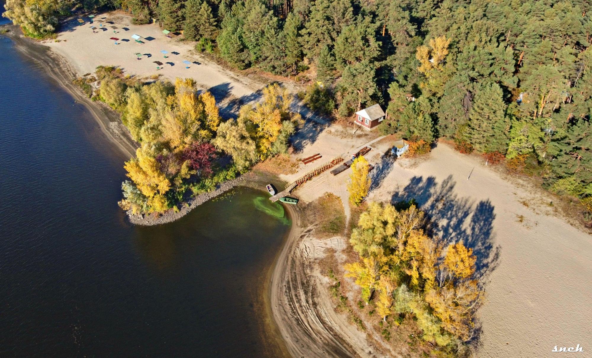 Острівне царство та водяні лабіринти: фотограф опублікував видовищні кадри села на берегах Дніпра