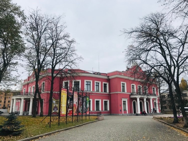 Штольни, затерянный дворец и бирюзовый карьер. Нетипичные локации Кировоградщины для первого путешествия по региону