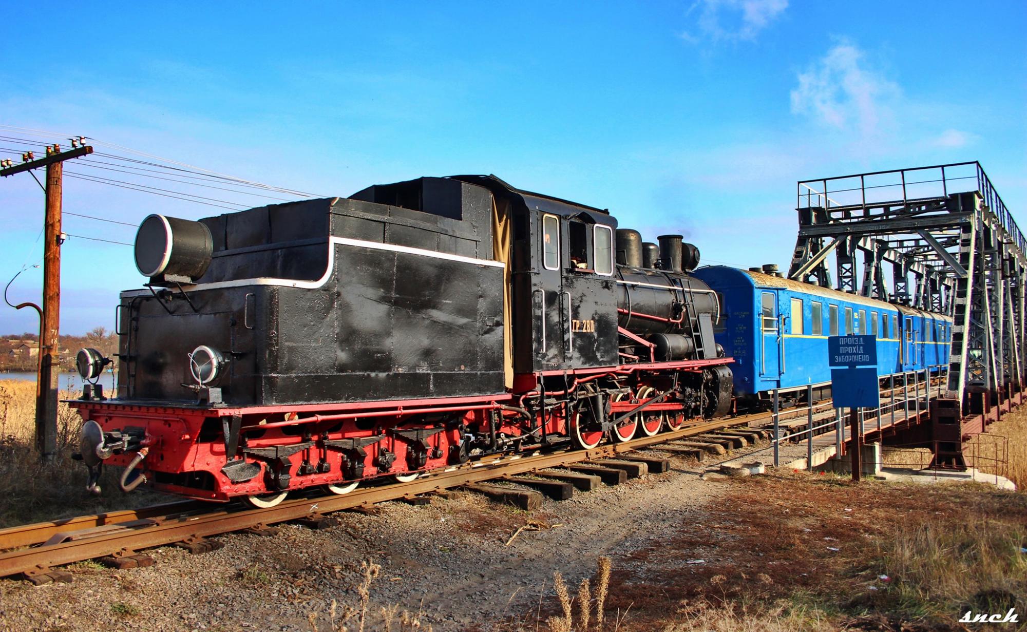 Паровозы, осенние пейзажи и атмосфера 19 века. Впервые для украинских туристов стали проводить ретро-туры на узкоколейках