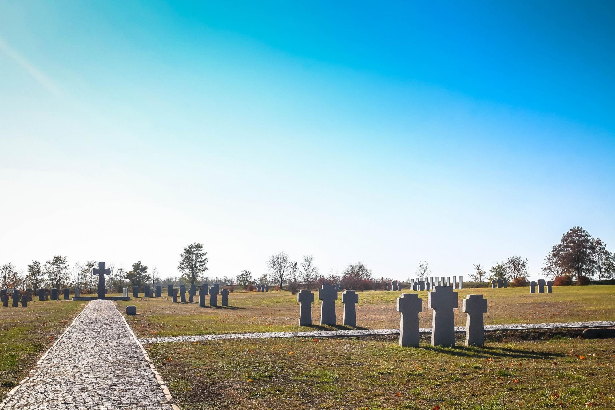 Штольни, затерянный дворец и бирюзовый карьер. Нетипичные локации Кировоградщины для первого путешествия по региону