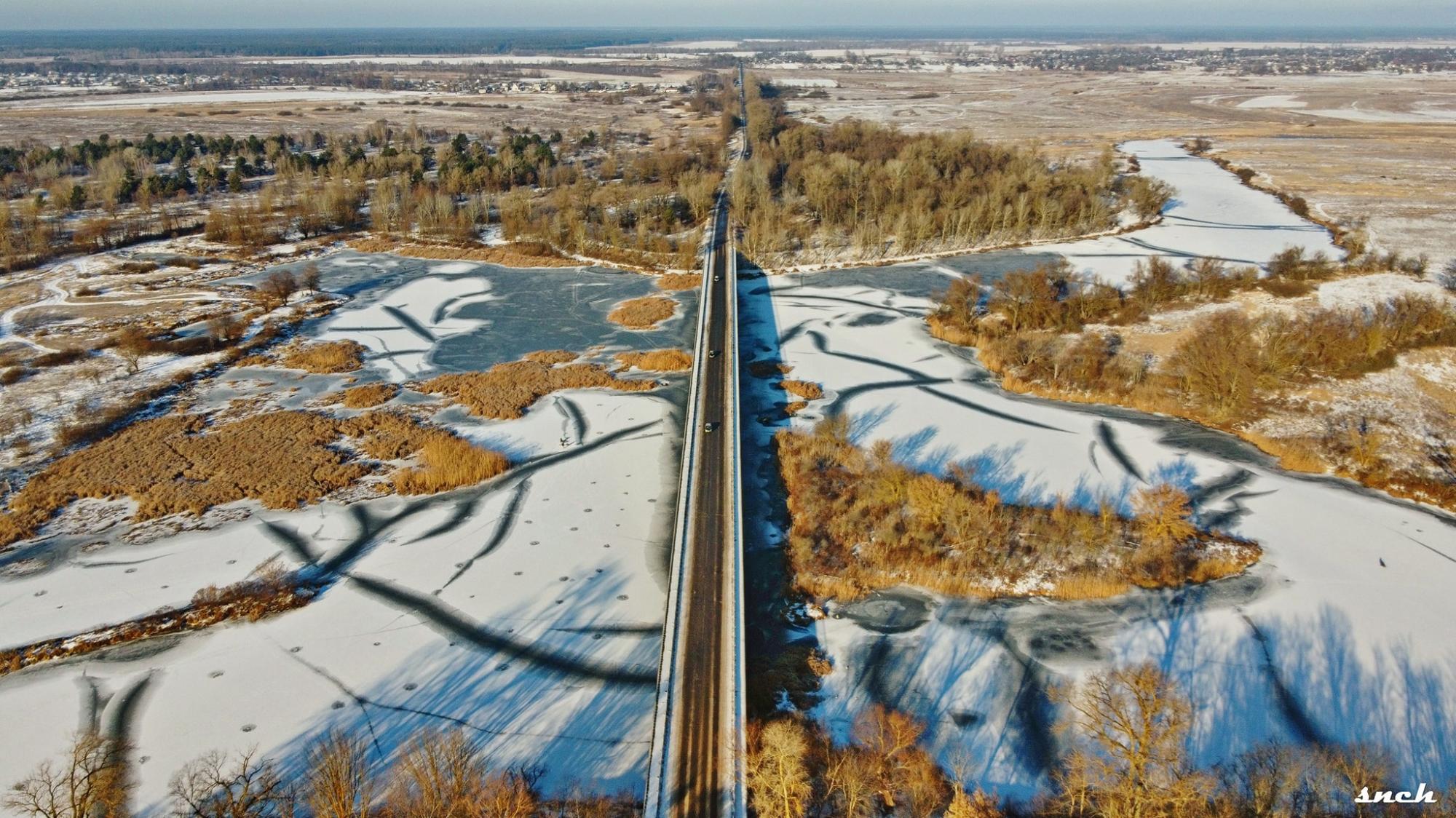 Льодяна краса Десни. Фотограф показав видовищні кадри зимової локації на Чернігівщині