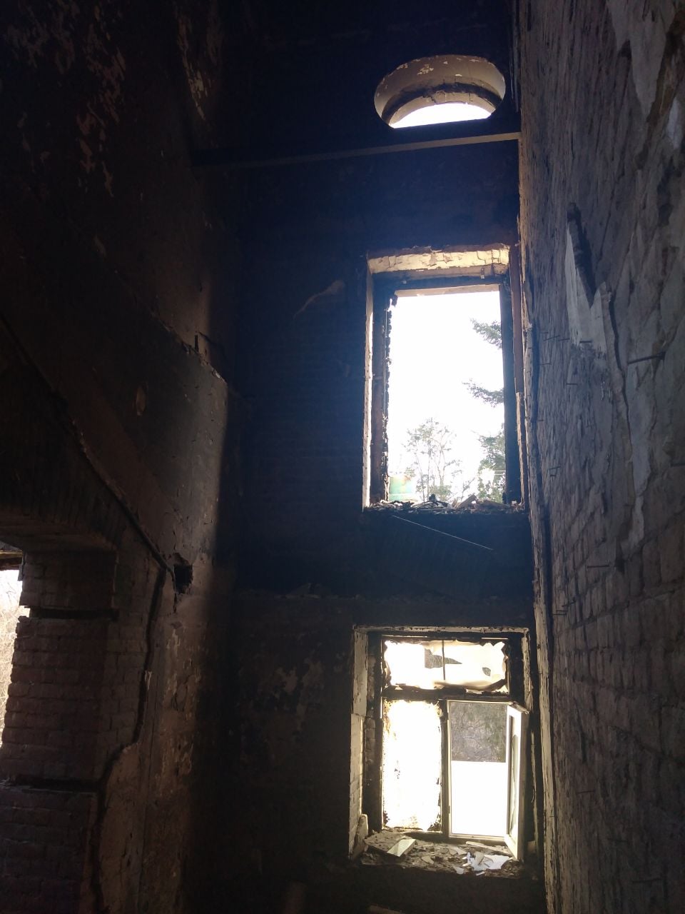 При отступлении из Тростянца оккупанты подожгли памятник национального значения: фото