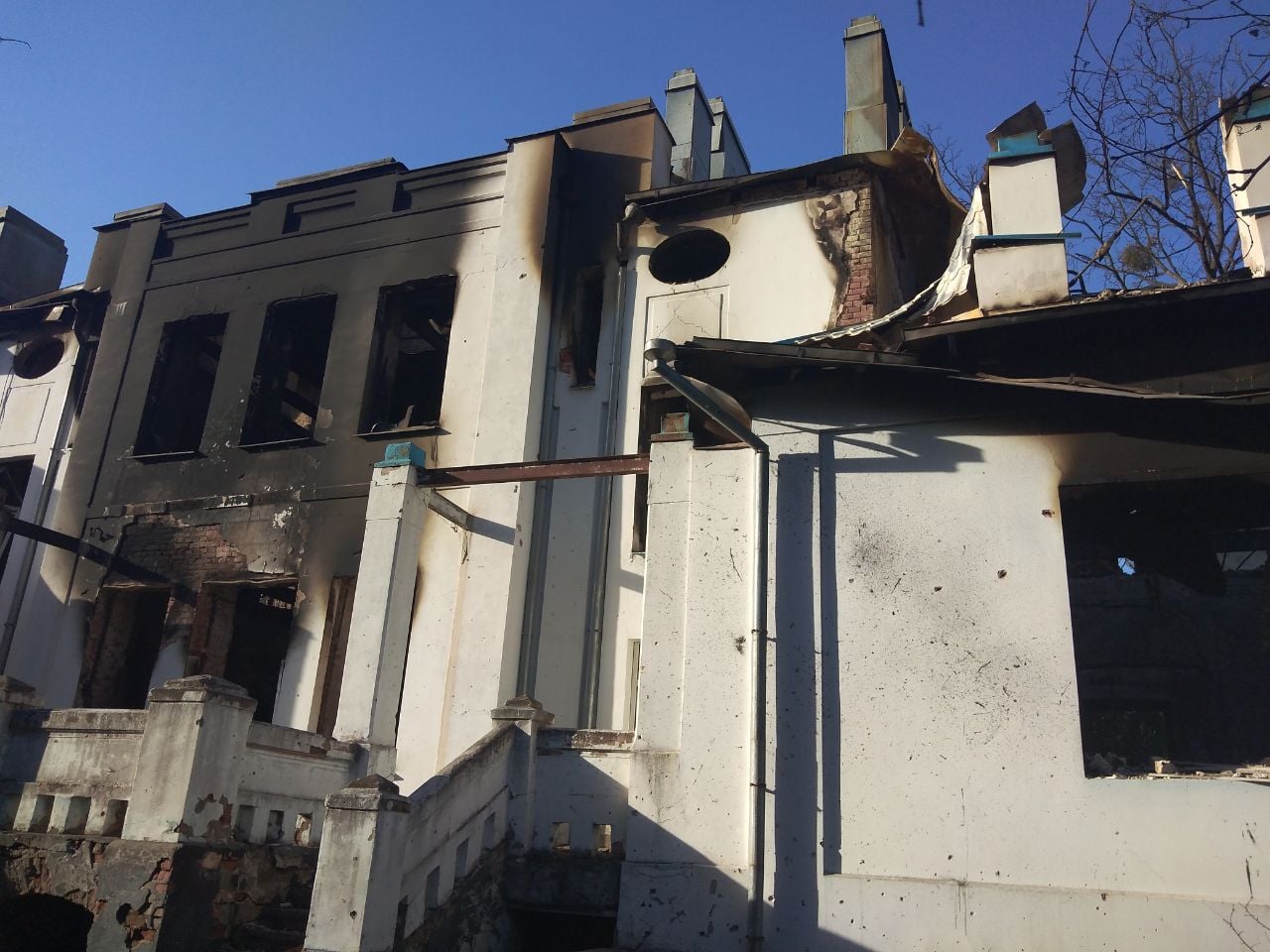 При отступлении из Тростянца оккупанты подожгли памятник национального значения: фото