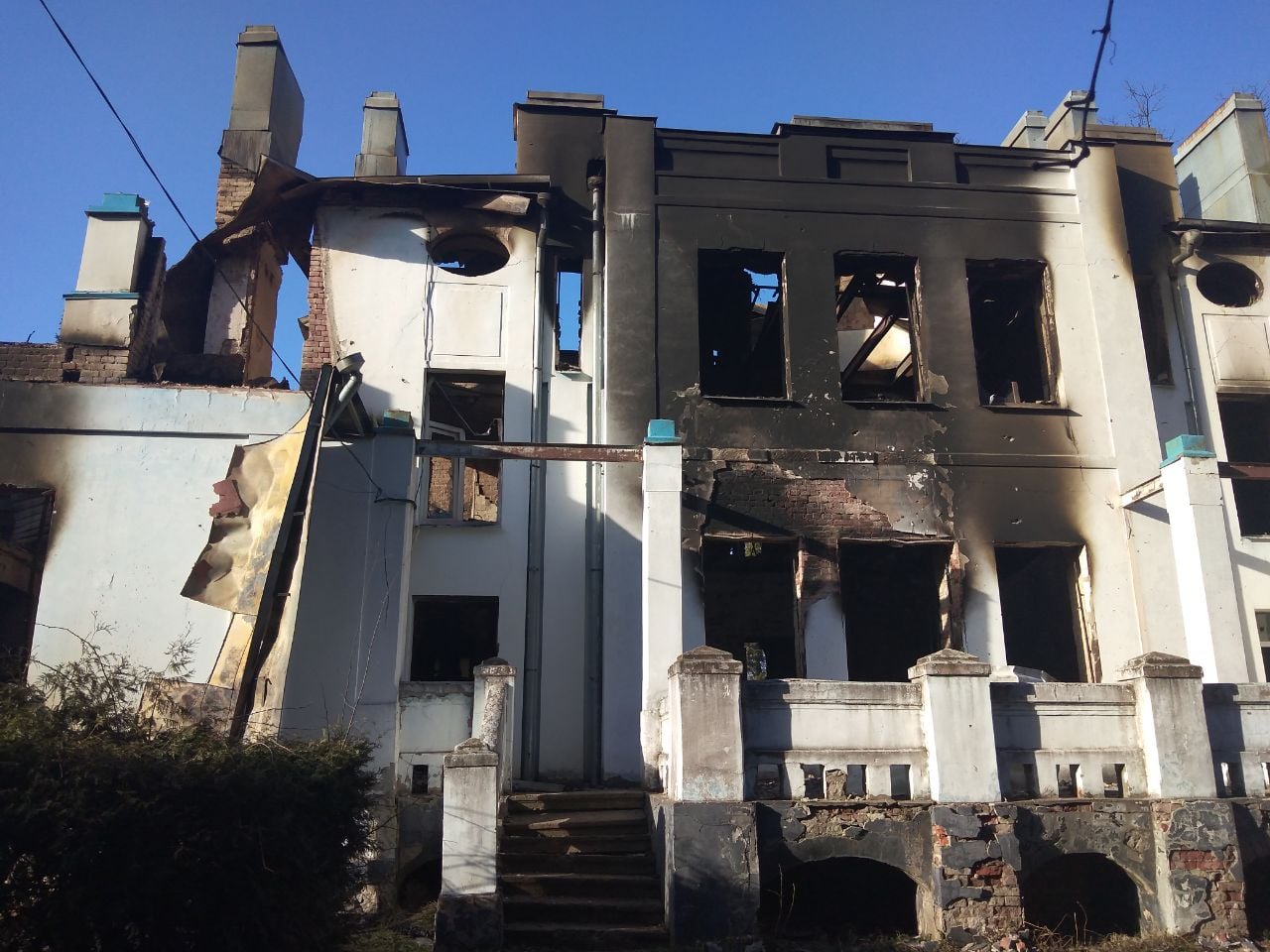 При отступлении из Тростянца оккупанты подожгли памятник национального значения: фото