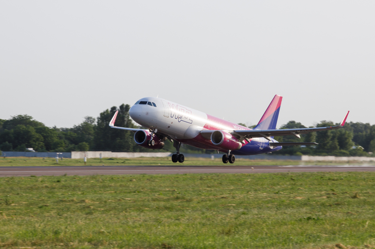 Wizz Air скасовує 20 рейсів з України до березня 2022 року: список