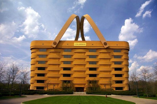 Танцующие, кривые и спиральные: самые странные дома, которые вызывают восторг у туристов