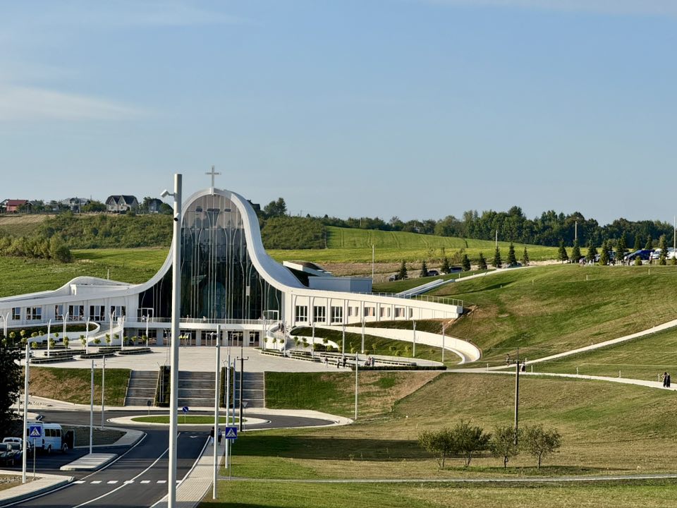 Неймовірної краси паломницькій центр в Україні з підземною базилікою: вражає навіть досвідчених туристів