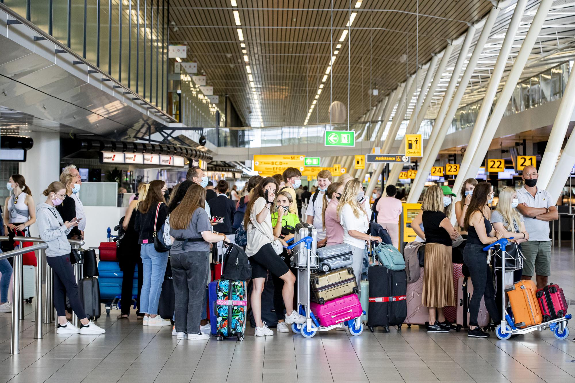 Що робити, якщо не можете повернутися в Україну літаком: поради туроператорів