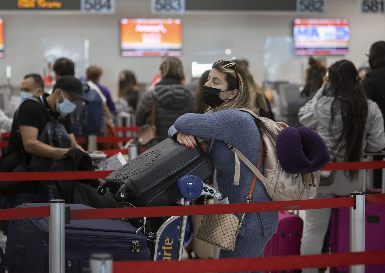 Не можуть повернутися додому. З'явилися нові деталі про застряглих за кордоном українців