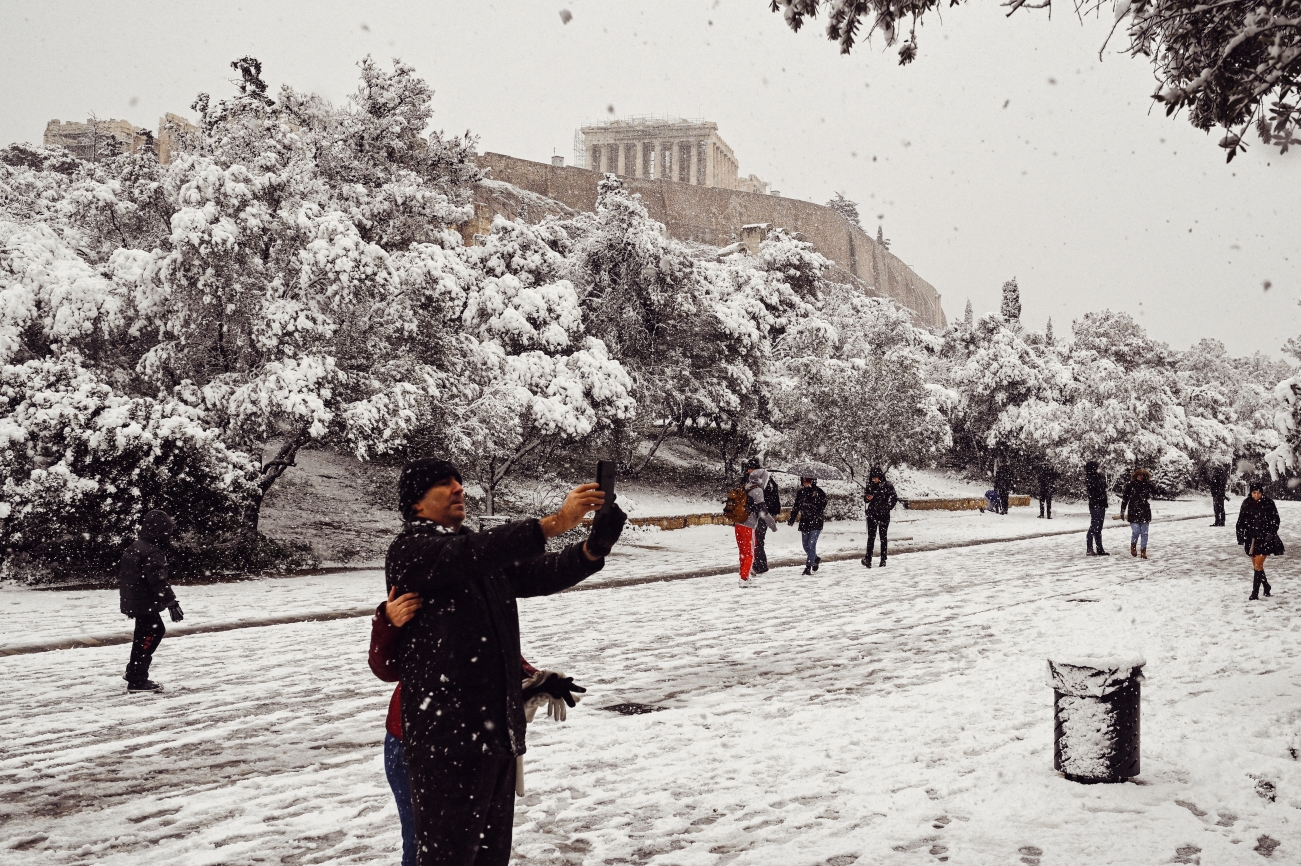 Нетипично сильный снегопад парализовал столицу Греции. Нарушена работа транспорта: фото
