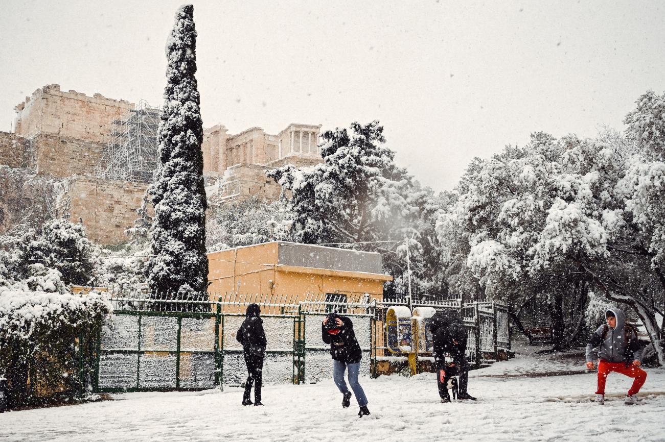 Нетипично сильный снегопад парализовал столицу Греции. Нарушена работа транспорта: фото