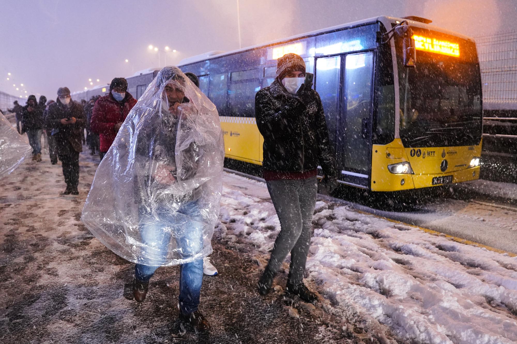 Погодный коллапс парализовал работу аэропорта. Стамбул накрыл масштабный снегопад: фото