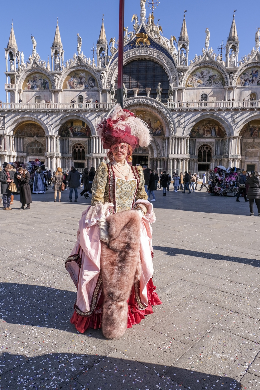 Возвращение праздника. После двух лет пандемии в Венеции открылся легендарный карнавал